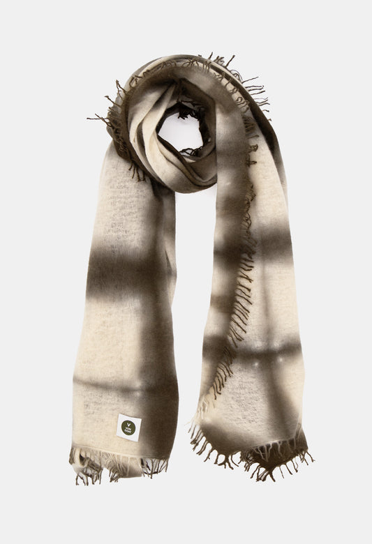 V Von Goat Kaschmir-Schal mit Fransen im Crossover-Stil in den Farben Beige und Braun aus reiner Cashmere-Wolle auf weißem Untergrund.