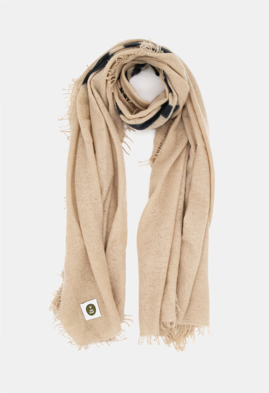 V Von Goat Kaschmir-Schal mit Fransen im Letters-Stil in den Farben Beige und Grau aus reiner Cashmere-Wolle auf weißem Untergrund.