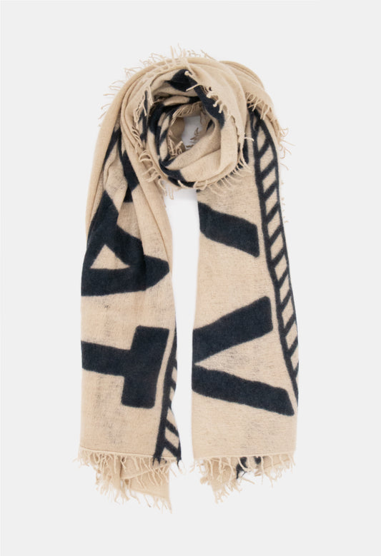 V Von Goat Kaschmir-Schal mit Fransen im Letters-Stil in den Farben Beige und Grau aus reiner Cashmere-Wolle auf weißem Untergrund.