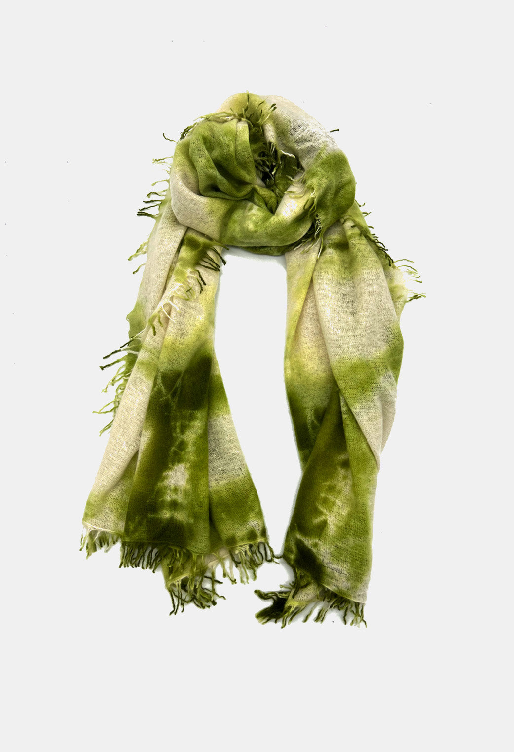V Von Goat Kaschmir-Schal mit Fransen im Crossover-Stil in den Farben Grün und Beige aus reiner Cashmere-Wolle auf weißem Untergrund.