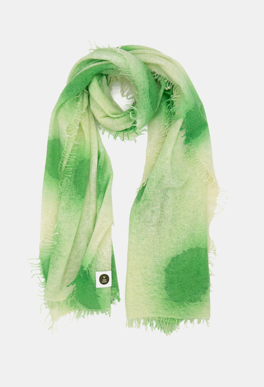 V Von Goat Kaschmir-Schal mit Fransen im Punkty-Stil in den Farben Grün und Beige aus reiner Cashmere-Wolle auf weißem Untergrund.