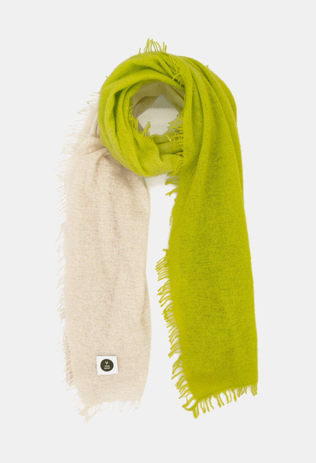 V Von Goat Kaschmir-Schal mit Fransen im Tiedye-Stil in den Farben Beige und Neon Gelb aus reiner Cashmere-Wolle auf weißem Untergrund.
