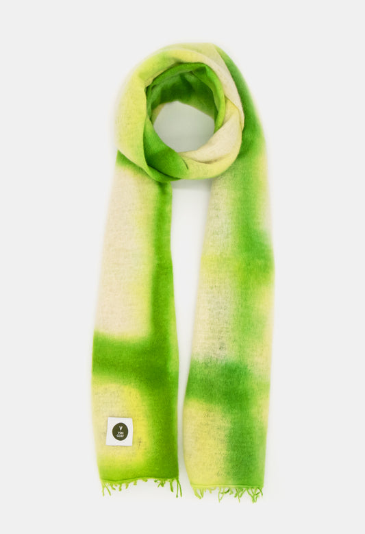 V Von Goat Kaschmir-Schal mit Fransen im Crossover-Stil in den Farben Neon Grün und Beige aus reiner Cashmere-Wolle auf weißem Untergrund.