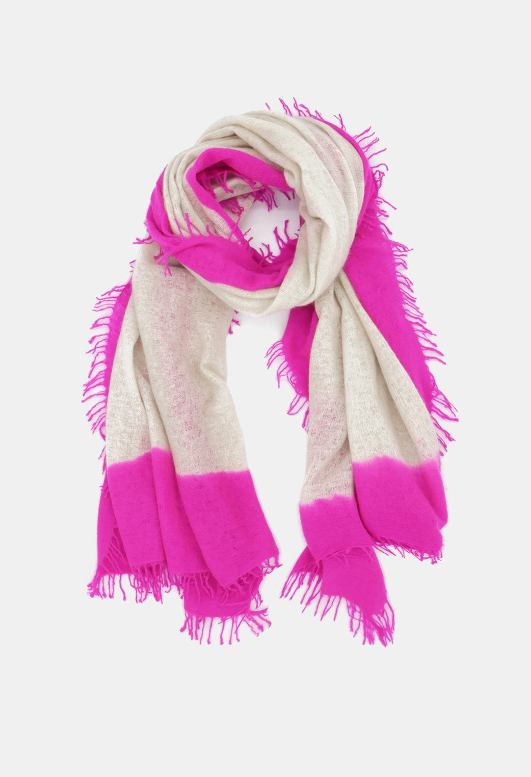 V Von Goat Kaschmir-Schal mit Fransen im Frame-Stil in den Farben Neon Pink und Beige aus reiner Cashmere-Wolle auf weißem Untergrund.