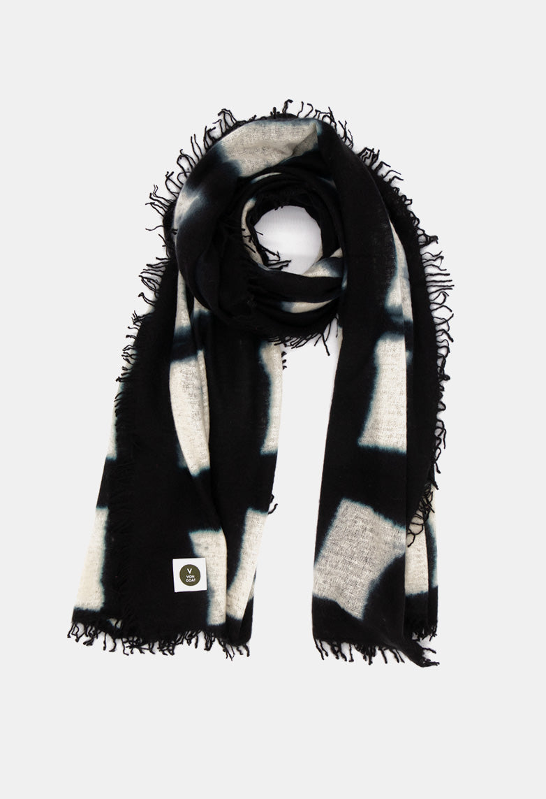 V Von Goat Kaschmir-Schal mit Fransen im Crossover-Stil in den Farben Beige und Schwarz aus reiner Cashmere-Wolle auf weißem Untergrund.