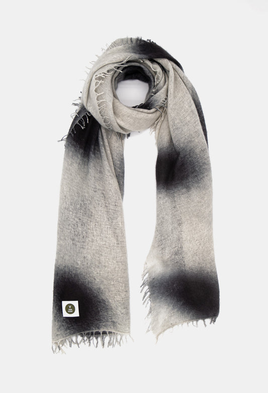 V Von Goat Kaschmir-Schal mit Fransen im Punkty-Stil in den Farben Beige und Schwarz aus reiner Cashmere-Wolle auf weißem Untergrund.