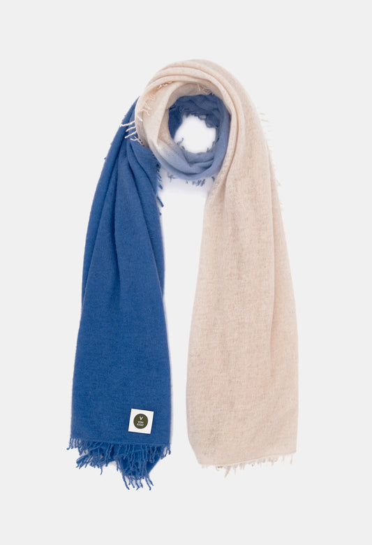 V Von Goat Kaschmir-Schal mit Fransen im Tiedye-Stil in den Farben Blau und Beige aus reiner Cashmere-Wolle auf weißem Untergrund.