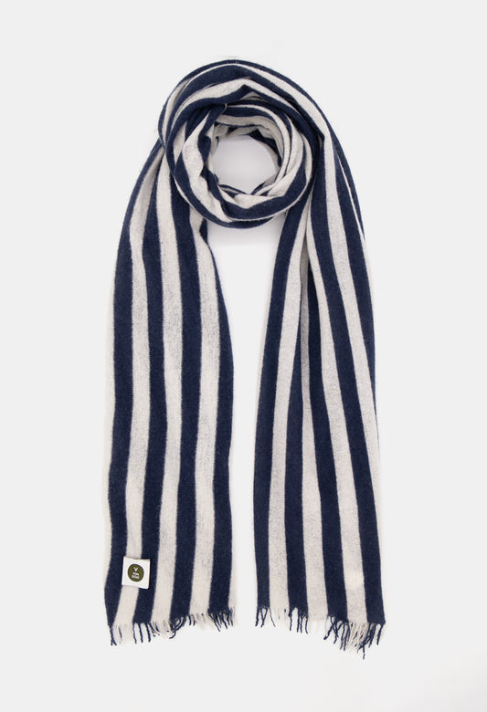 V Von Goat Kaschmir-Schal mit Fransen im Stripes-Stil in den Farben Weiß und Blau aus reiner Cashmere-Wolle auf weißem Untergrund.