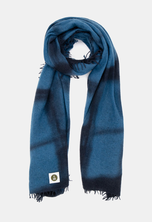 V Von Goat Kaschmir-Schal mit Fransen im Crossover-Stil in den Farben Blau aus reiner Cashmere-Wolle auf weißem Untergrund.