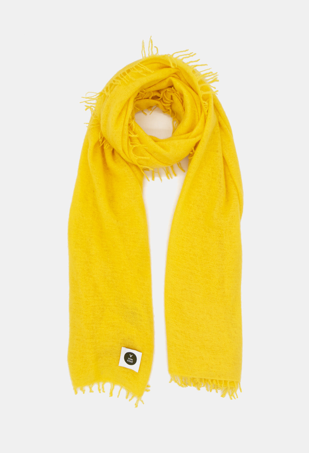 V Von Goat Kaschmir-Schal mit Fransen im Uni-Stil in den Farben Gelb aus reiner Cashmere-Wolle auf weißem Untergrund.