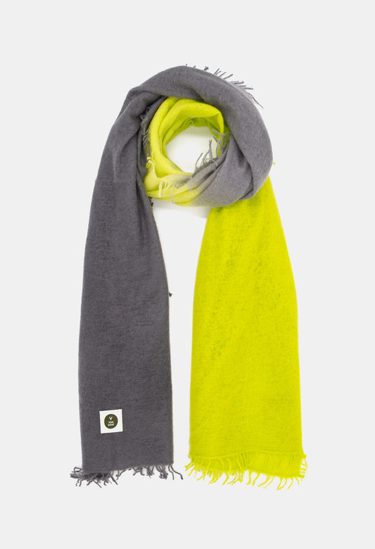 V Von Goat Kaschmir-Schal mit Fransen im Tiedye-Stil in den Farben Neon Gelb und Grau aus reiner Cashmere-Wolle auf weißem Untergrund.