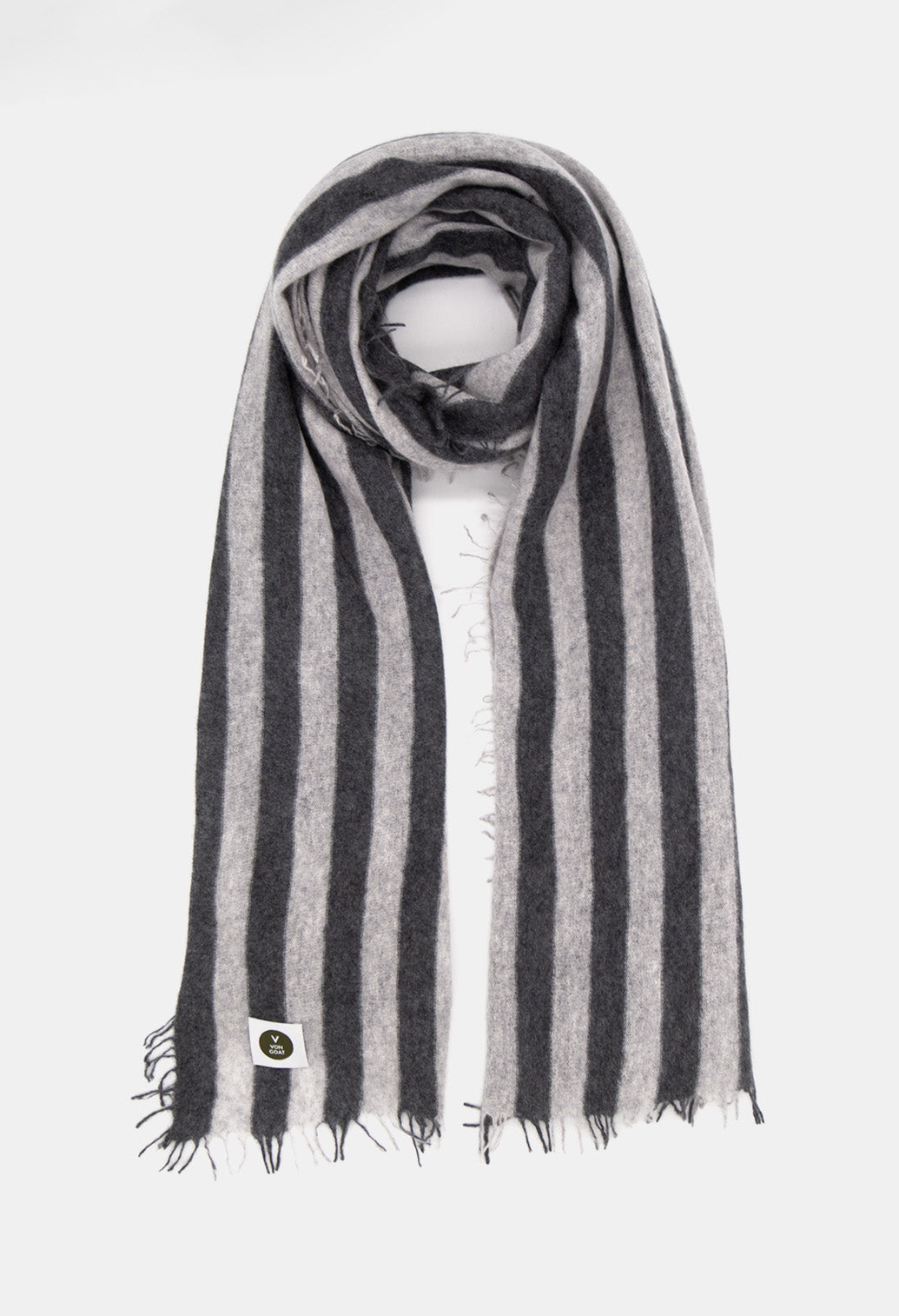 V Von Goat Kaschmir-Schal mit Fransen im Stripes-Stil in den Farben Grau aus reiner Cashmere-Wolle auf weißem Untergrund.