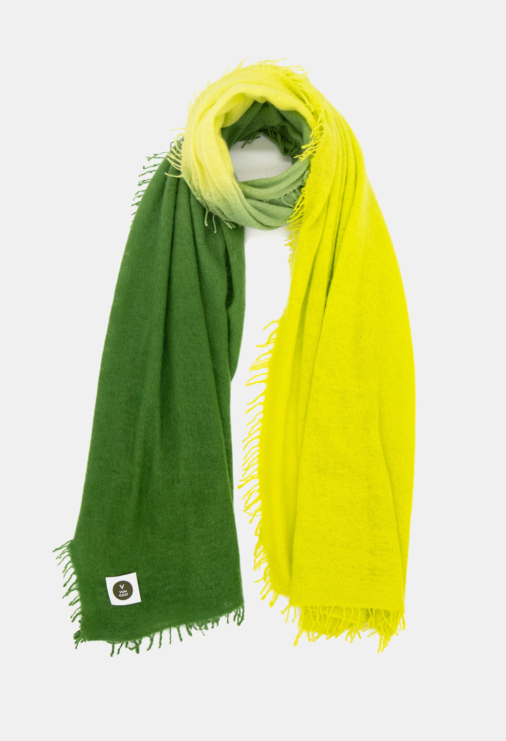 V Von Goat Kaschmir-Schal mit Fransen im Tiedye-Stil in den Farben Grün und Gelb aus reiner Cashmere-Wolle auf weißem Untergrund.