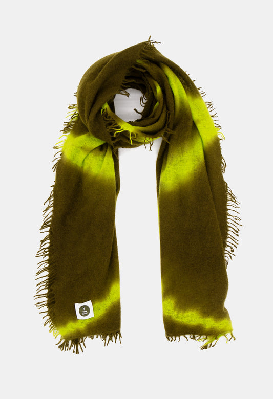 V Von Goat Kaschmir-Schal mit Fransen im X-Stil in den Farben Grün und Neon Gelb aus reiner Cashmere-Wolle auf weißem Untergrund.