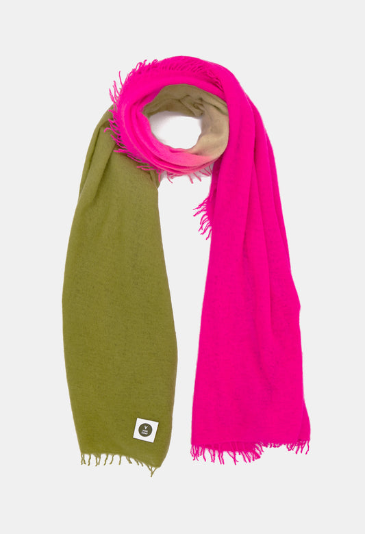 V Von Goat Kaschmir-Schal mit Fransen im Tiedye-Stil in den Farben Grün und Neon Pink aus reiner Cashmere-Wolle auf weißem Untergrund.