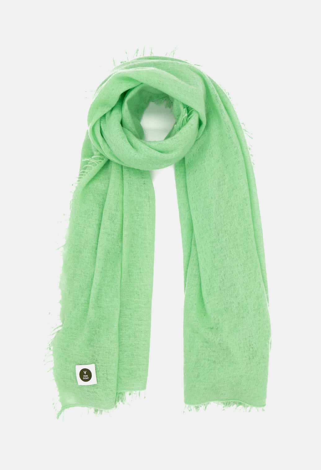 V Von Goat Kaschmir-Schal mit Fransen im Uni-Stil in den Farben Grün aus reiner Cashmere-Wolle auf weißem Untergrund.