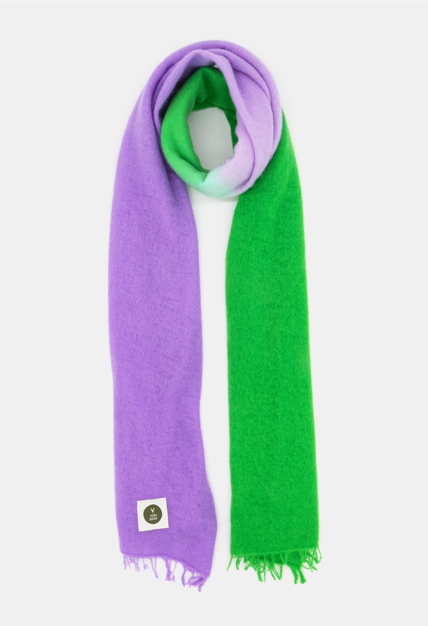 V Von Goat Kaschmir-Schal mit Fransen im Tiedye-Stil in den Farben Grün und Lila aus reiner Cashmere-Wolle auf weißem Untergrund.
