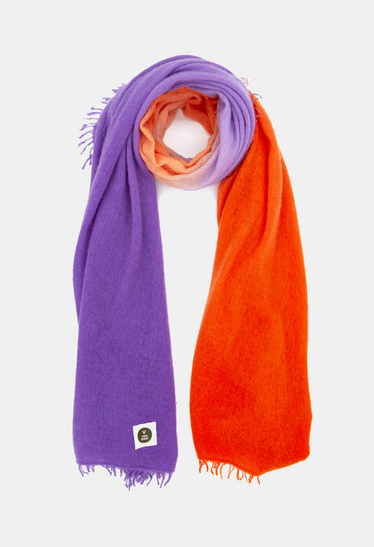 V Von Goat Kaschmir-Schal mit Fransen im Tiedye-Stil in den Farben Lila und Orange aus reiner Cashmere-Wolle auf weißem Untergrund.
