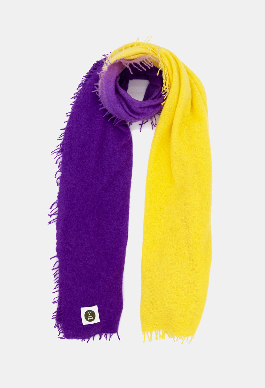V Von Goat Kaschmir-Schal mit Fransen im Tiedye-Stil in den Farben Neon Lila und Gelb aus reiner Cashmere-Wolle auf weißem Untergrund.