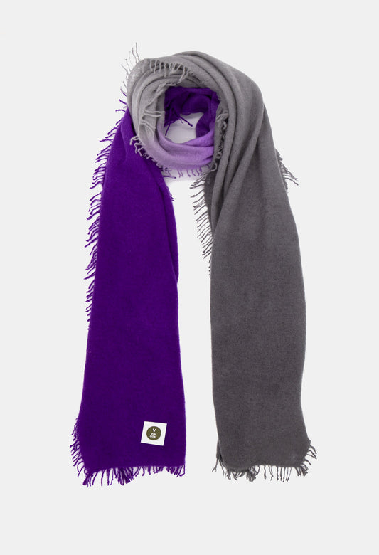 V Von Goat Kaschmir-Schal mit Fransen im Tiedye-Stil in den Farben Neon Lila und Grau aus reiner Cashmere-Wolle auf weißem Untergrund.