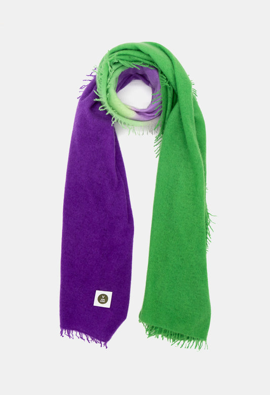 V Von Goat Kaschmir-Schal mit Fransen im Tiedye-Stil in den Farben Neon Lila und Grün aus reiner Cashmere-Wolle auf weißem Untergrund.