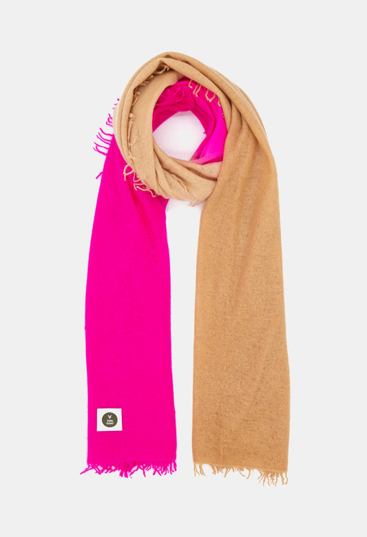 V Von Goat Kaschmir-Schal mit Fransen im Tiedye-Stil in den Farben Neon Pink und Braun aus reiner Cashmere-Wolle auf weißem Untergrund.