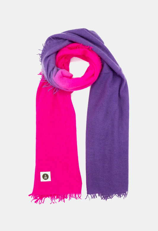 V Von Goat Kaschmir-Schal mit Fransen im Tiedye-Stil in den Farben Neon Pink und Neon Lila aus reiner Cashmere-Wolle auf weißem Untergrund.