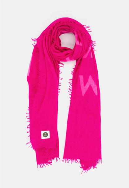 V Von Goat Kaschmir-Schal mit Fransen im Letters-Stil in den Farben Neon Pink aus reiner Cashmere-Wolle auf weißem Untergrund.