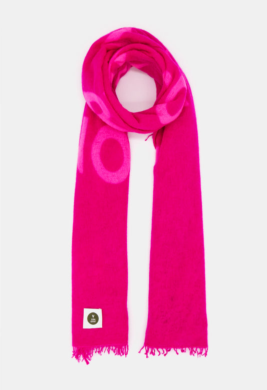 V Von Goat Kaschmir-Schal mit Fransen im Letters-Stil in den Farben Neon Pink aus reiner Cashmere-Wolle auf weißem Untergrund.