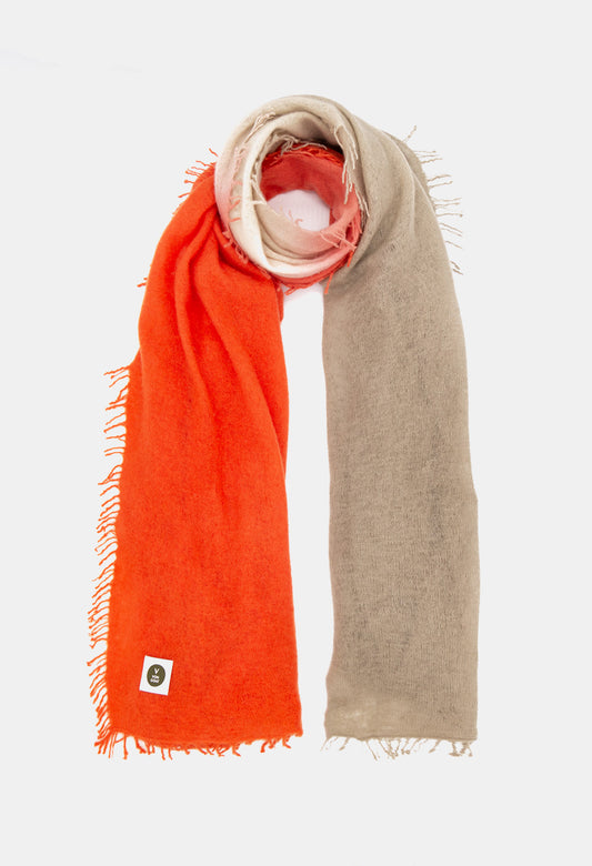V Von Goat Kaschmir-Schal mit Fransen im Tiedye-Stil in den Farben Orange und Beige aus reiner Cashmere-Wolle auf weißem Untergrund.