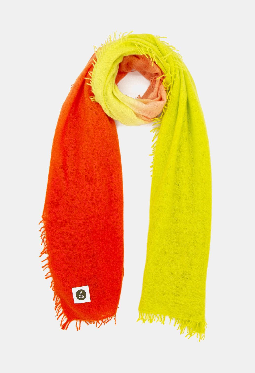 V Von Goat Kaschmir-Schal mit Fransen im Tiedye-Stil in den Farben Orange und Gelb aus reiner Cashmere-Wolle auf weißem Untergrund.