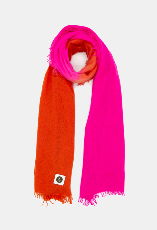 V Von Goat Kaschmir-Schal mit Fransen im Tiedye-Stil in den Farben Orange und Neon Pink aus reiner Cashmere-Wolle auf weißem Untergrund.