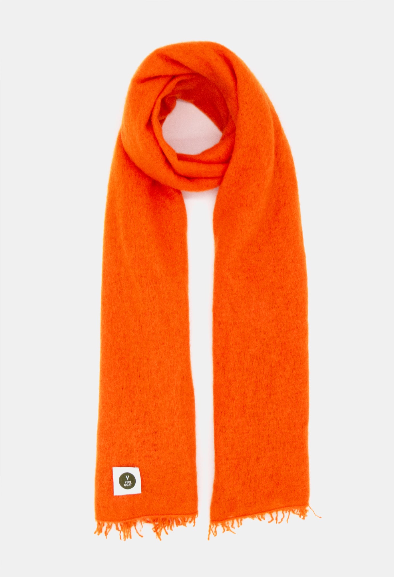 V Von Goat Kaschmir-Schal mit Fransen im Uni-Stil in den Farben Orange aus reiner Cashmere-Wolle auf weißem Untergrund.