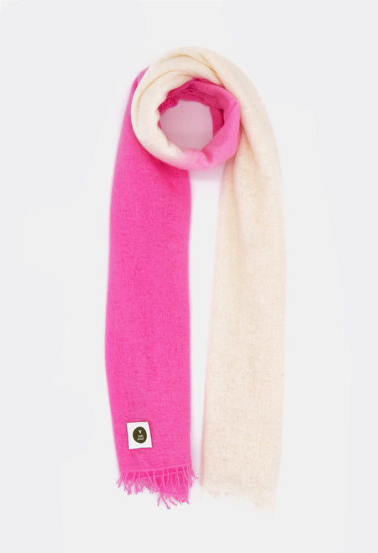 V Von Goat Kaschmir-Schal mit Fransen im Tiedye-Stil in den Farben Pink und Beige aus reiner Cashmere-Wolle auf weißem Untergrund.