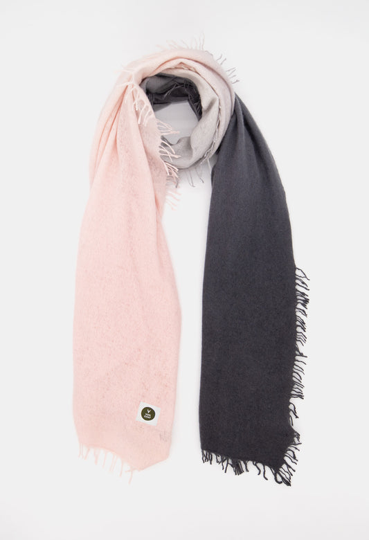 V Von Goat Kaschmir-Schal mit Fransen im Tiedye-Stil in den Farben Pink und Grau aus reiner Cashmere-Wolle auf weißem Untergrund.