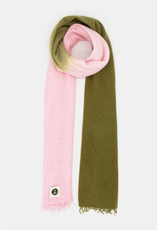 V Von Goat Kaschmir-Schal mit Fransen im Tiedye-Stil in den Farben Pink und Grün aus reiner Cashmere-Wolle auf weißem Untergrund.
