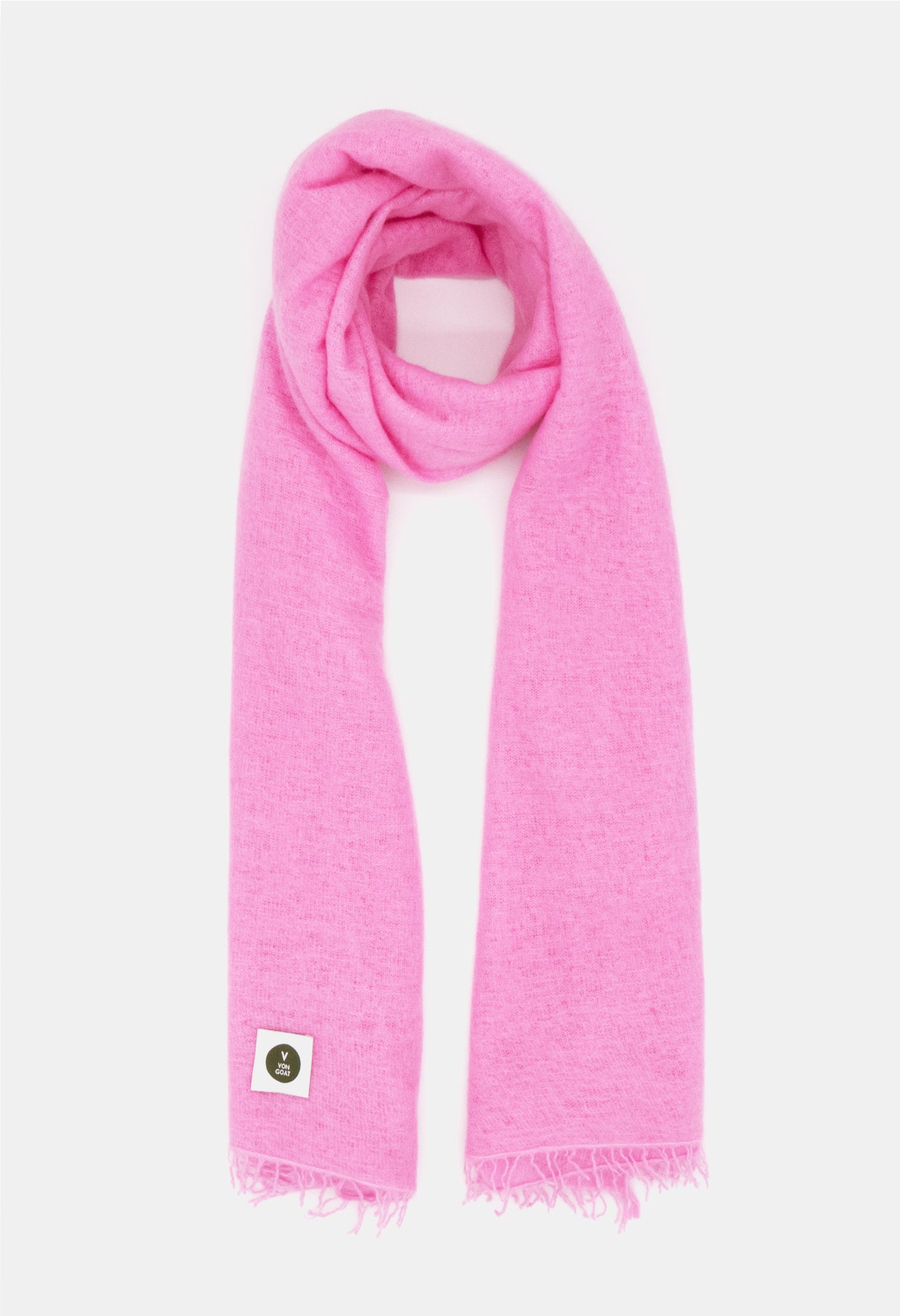 V Von Goat Kaschmir-Schal mit Fransen im Uni-Stil in den Farben Pink aus reiner Cashmere-Wolle auf weißem Untergrund.