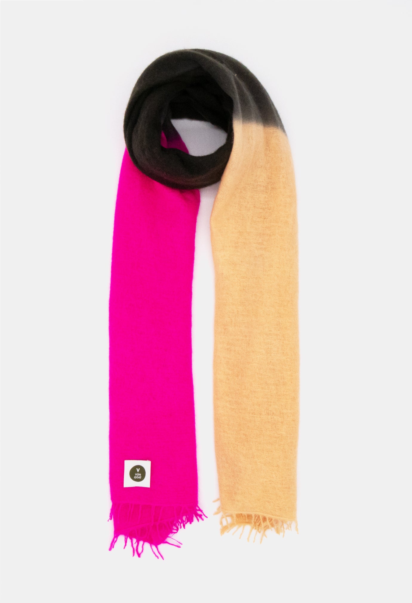 V Von Goat Kaschmir-Schal mit Fransen im Tiedye-Stil in den Farben Pink und Beige und Braun aus reiner Cashmere-Wolle auf weißem Untergrund.