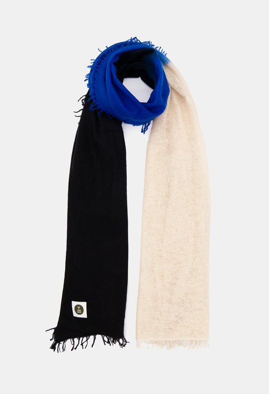 V Von Goat Kaschmir-Schal mit Fransen im Tiedye-Stil in den Farben Schwraz und Blau und Beige aus reiner Cashmere-Wolle auf weißem Untergrund.
