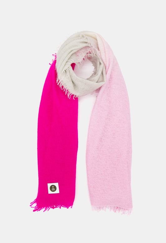V Von Goat Kaschmir-Schal mit Fransen im Tiedye-Stil in den Farben Pink und Beige aus reiner Cashmere-Wolle auf weißem Untergrund.