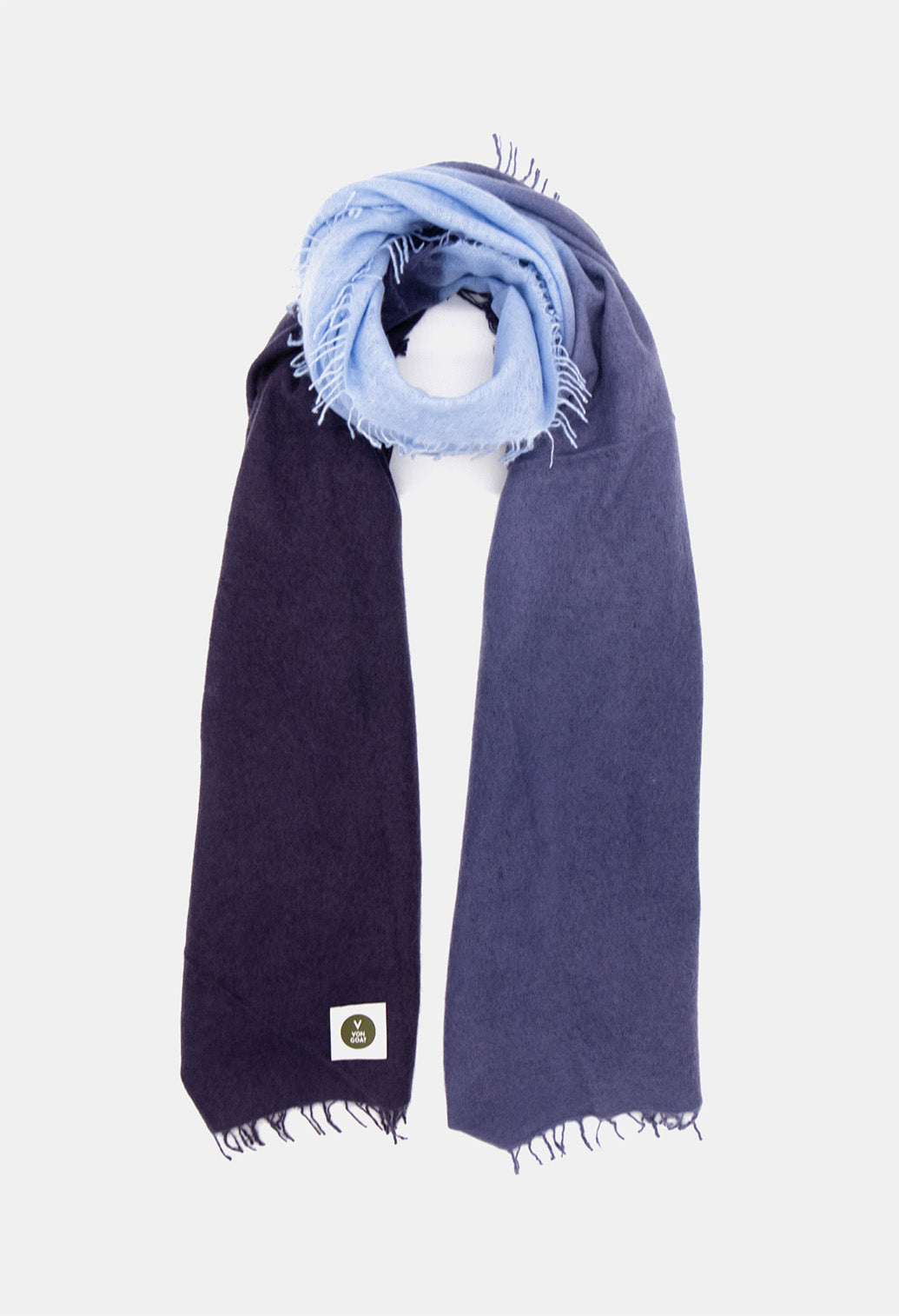 V Von Goat Kaschmir-Schal mit Fransen im Tiedye-Stil in den Farben Blau aus reiner Cashmere-Wolle auf weißem Untergrund.